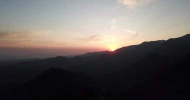 Yeşil dağlarda şafak.