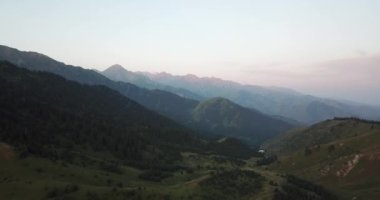 Yeşil dağlarda şafak.