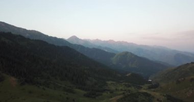 Yeşil dağlarda şafak.