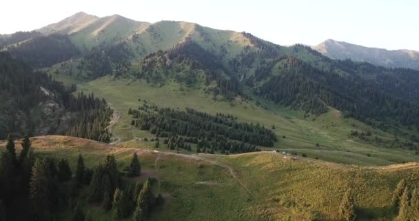 Morgendämmerung in den grünen Bergen. — Stockvideo