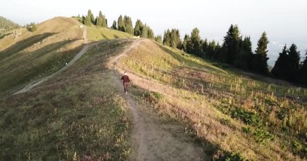 Світанок у горах і хлопець на пагорбі . — стокове відео