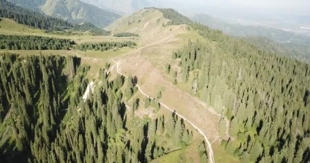 Dageraad in de groene bergen. — Stockvideo