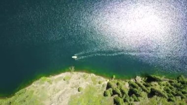 Kolsay Gölü Yeşil tepeler ve dağlar arasında.