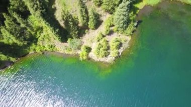 Kolsay Gölü Yeşil tepeler ve dağlar arasında.