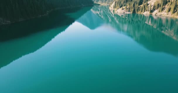 Озеро Колсай среди зеленых холмов и гор. — стоковое видео