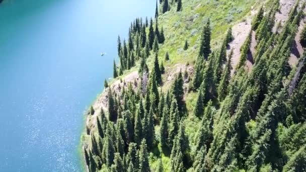 Lac de Kolsay entre collines verdoyantes et montagnes. — Video