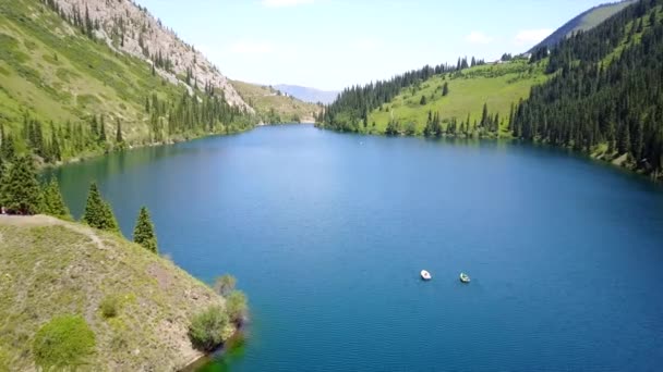 Kolsaské jezero mezi zelenými kopci a horami. — Stock video