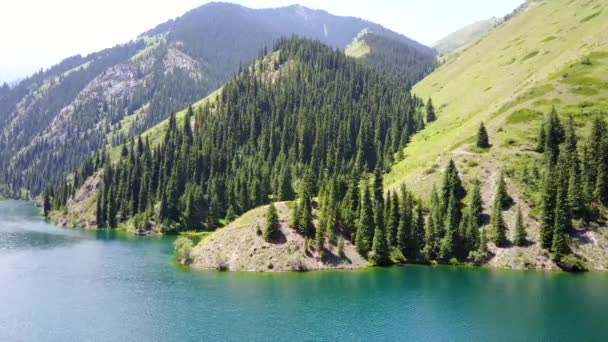 Kolsaské jezero mezi zelenými kopci a horami. — Stock video