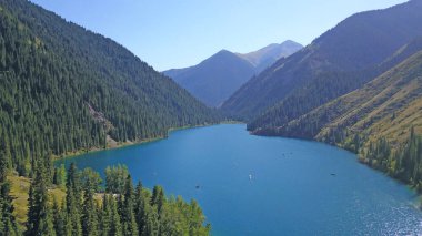 Kolsay Gölü Yeşil tepeler ve dağlar arasında.