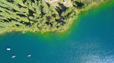 Kolsay Gölü Yeşil tepeler ve dağlar arasında.