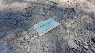 Tıbbi maske yerde yatıyor..