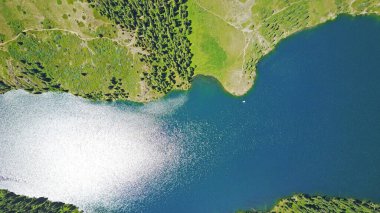 Kolsay Gölü Yeşil tepeler ve dağlar arasında.