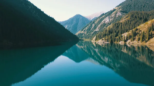 Lago Kolsay entre colinas verdes e montanhas. — Fotografia de Stock