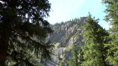 Yüzen tekneli Dağ Gölü Kolsay.