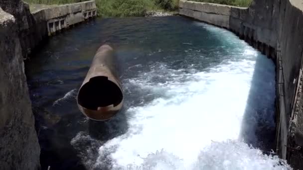 Den Wasserdruck in den Fluss ablassen. — Stockvideo