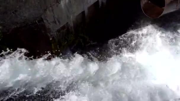 Злив тиску води в річку . — стокове відео