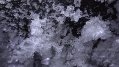 Dağlarda, bir buzulun içinde, bir buz mağarasında