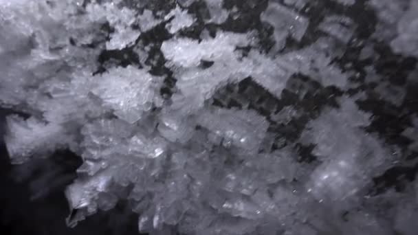 Dağlarda, bir buzulun içinde, bir buz mağarasında — Stok video