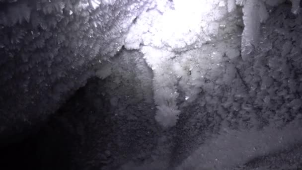 En las montañas, dentro de un glaciar, en una cueva de hielo — Vídeo de stock