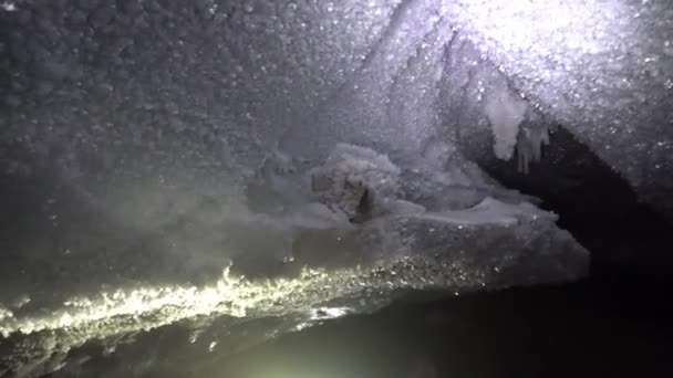 Dağlarda, bir buzulun içinde, bir buz mağarasında — Stok video