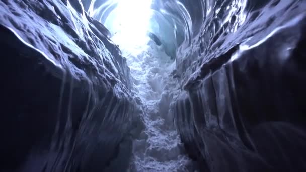 Licht am Ausgang der Eishöhle. — Stockvideo