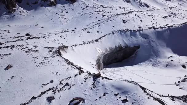 Un enorme muro di ghiaccio. Ghiacciaio in montagna. — Video Stock