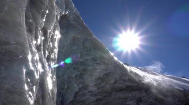 Dağlardaki yüksek buz duvarı. Bogdanovich Buzulu