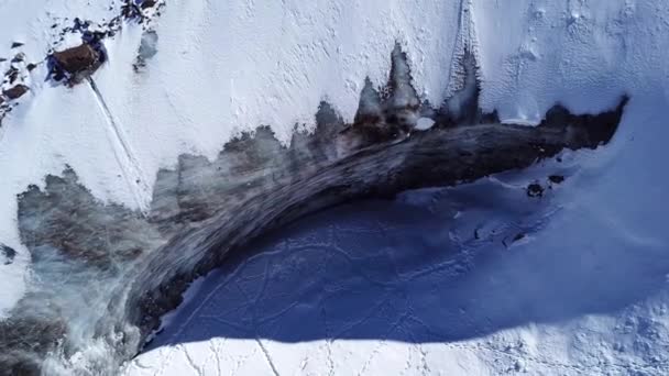 巨大な氷の壁。山の中の氷河. — ストック動画