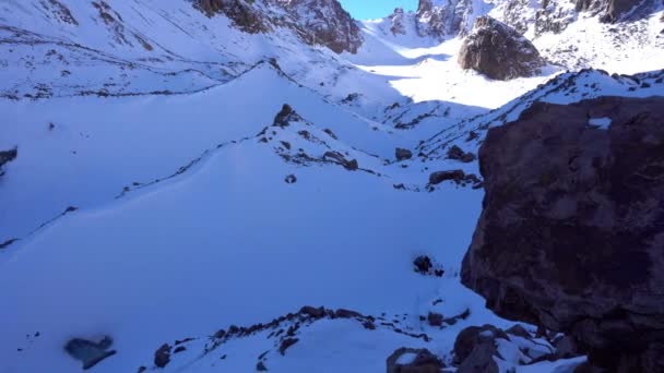 Blick auf die verschneiten Berge und den Gletscher. — Stockvideo