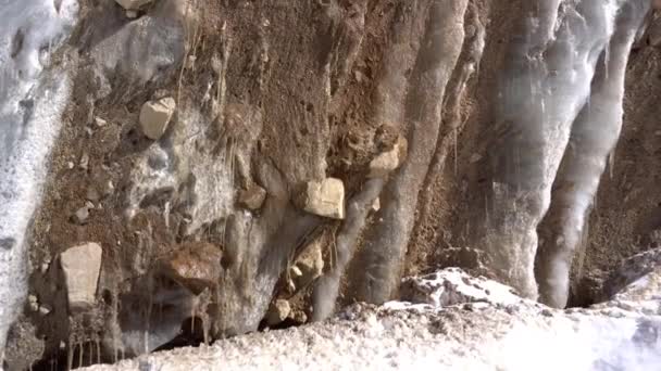 The glacier wall is covered with rocks and sand. — Stock videók