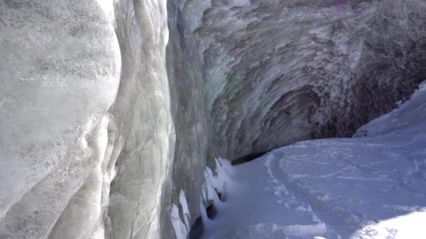 Wysoka ściana lodowa w górach. Lodowiec Bogdanowicz — Wideo stockowe