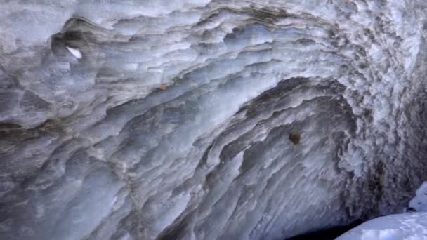 山の中の高い氷の壁。ボグダノヴィッチ氷河 — ストック動画