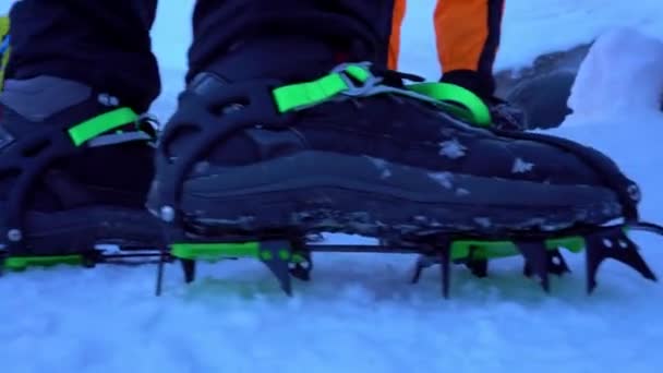 Botas con zapatos de hielo en los pies. Un grupo de personas. — Vídeos de Stock