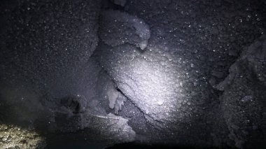 Dağlarda, bir buzulun içinde, bir buz mağarasında