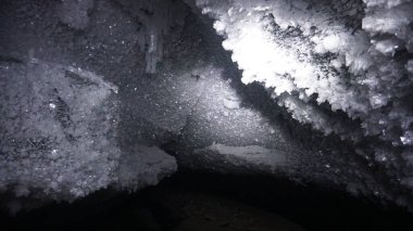 Dağlarda, bir buzulun içinde, bir buz mağarasında