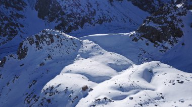 Bir grup dağcı dağlarda yürüyor..