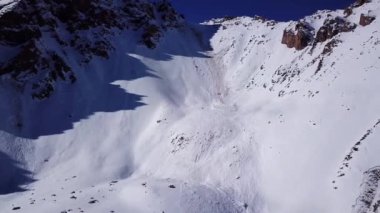 Dağlarda bir çığ vardı..
