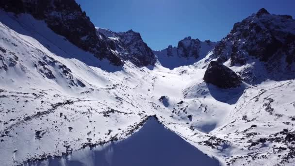 高白雪覆盖的山峰和冰川. — 图库视频影像