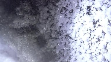 Dağlarda, bir buzulun içinde, bir buz mağarasında