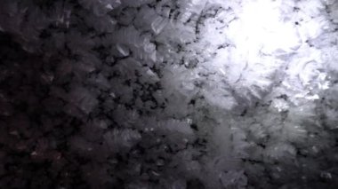 Dağlarda, bir buzulun içinde, bir buz mağarasında