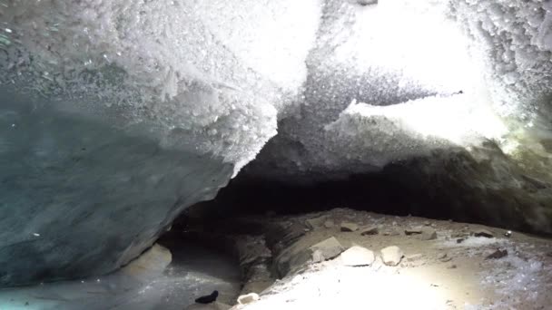 In den Bergen, in einem Gletscher, in einer Eishöhle — Stockvideo