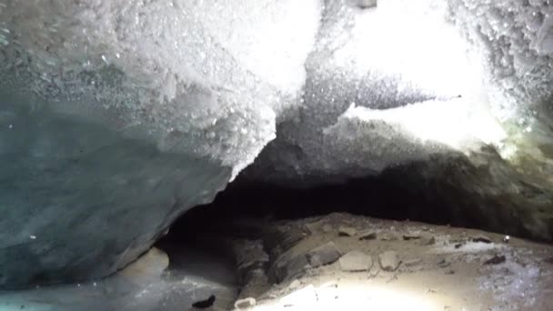 En las montañas, dentro de un glaciar, en una cueva de hielo — Vídeos de Stock