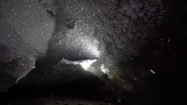 En las montañas, dentro de un glaciar, en una cueva de hielo — Vídeos de Stock