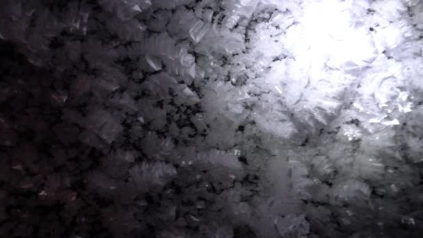 In de bergen, in een gletsjer, in een ijsgrot — Stockvideo