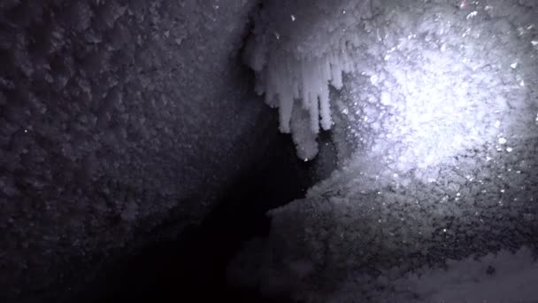 В горах, внутри ледника, в ледяной пещере — стоковое видео