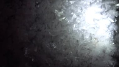 Dağlarda, bir buzulun içinde, bir buz mağarasında