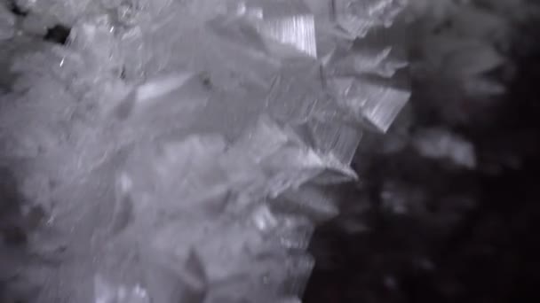I bergen, inne i en glaciär, i en isgrotta — Stockvideo