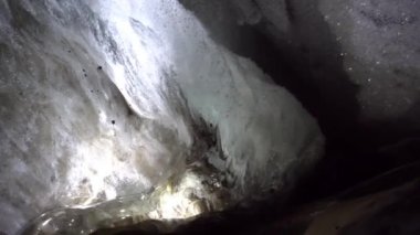 Dağlarda, bir buzulun içinde, bir buz mağarasında