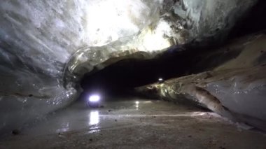 Dağlarda, bir buzulun içinde, bir buz mağarasında