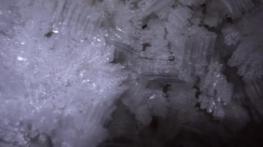 Mağaradaki buz büyümelerinin makro fotoğrafları.
